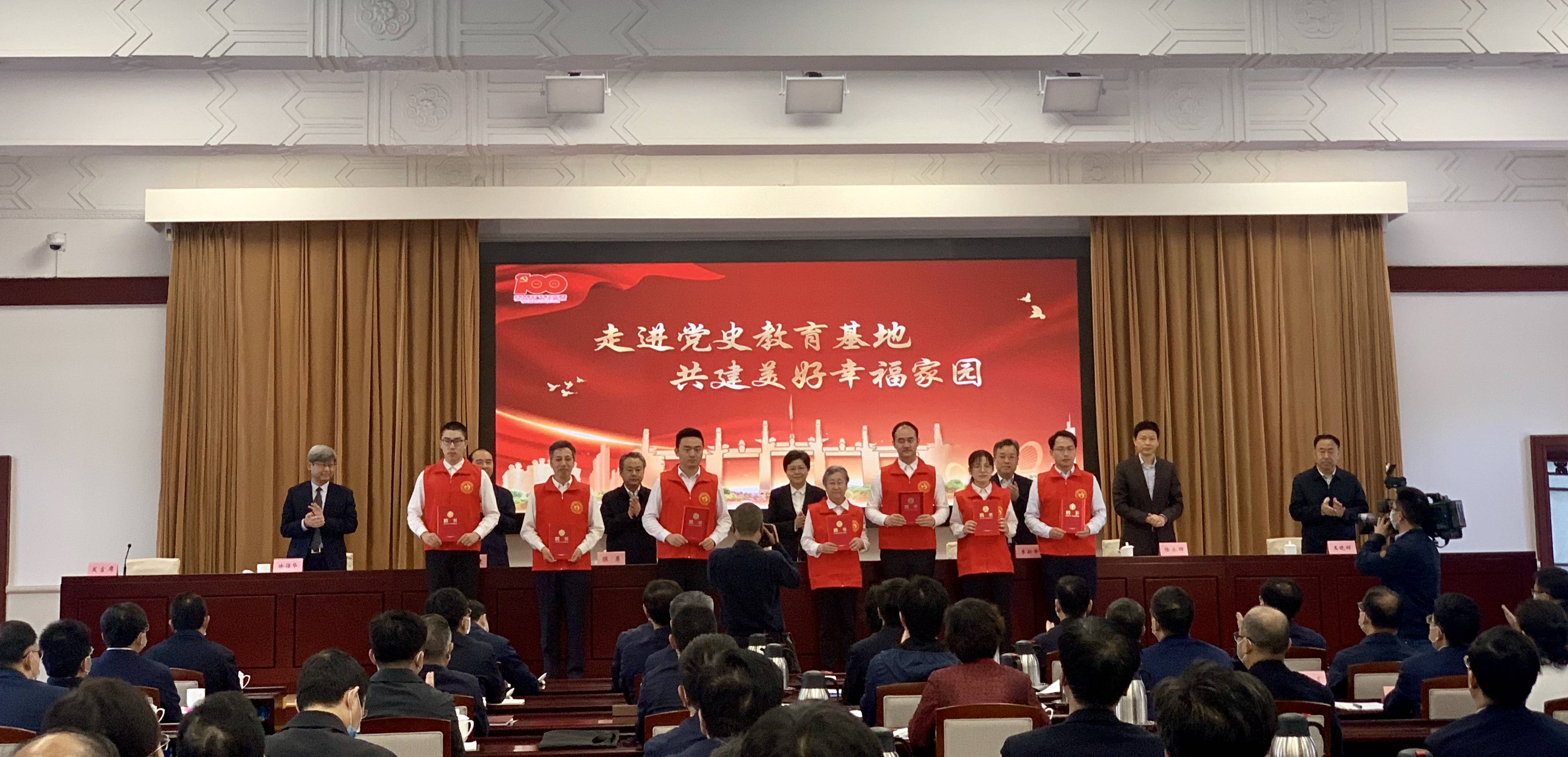 现场为南京红色文化志愿者联盟的志愿者代表颁发聘书